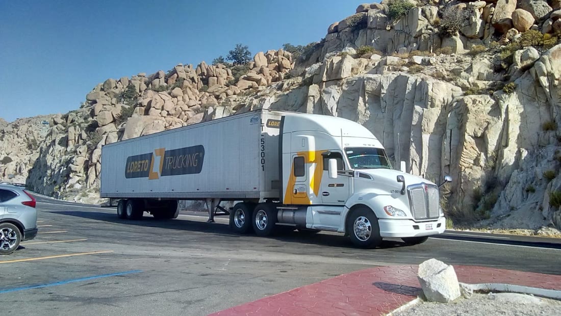 Unidad Loreto Trucking en carretera