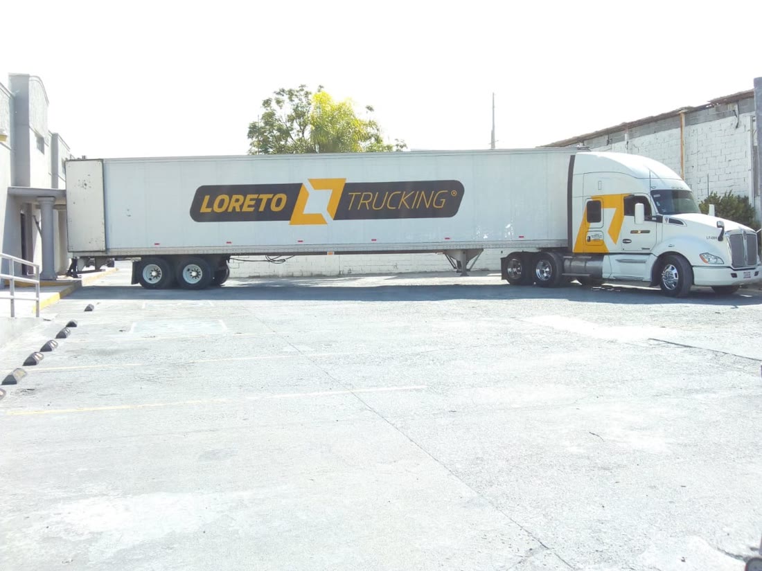Remolque de caja seca con logo Loreto Trucking