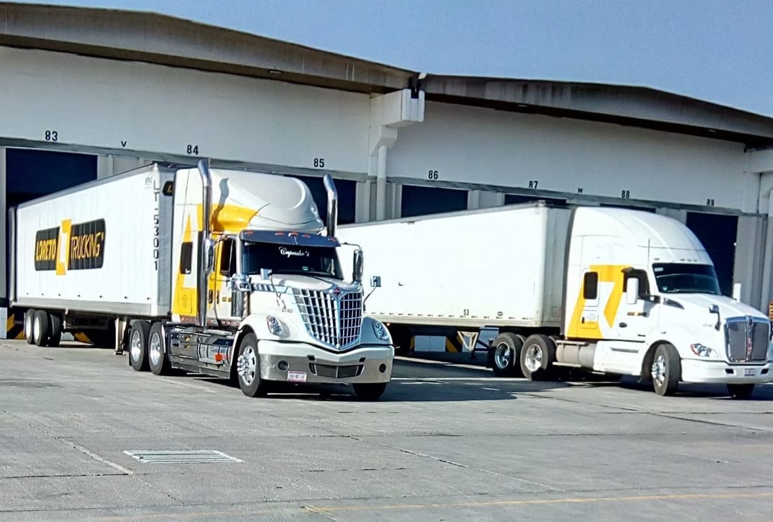 Unidades Loreto Trucking en andén de carga