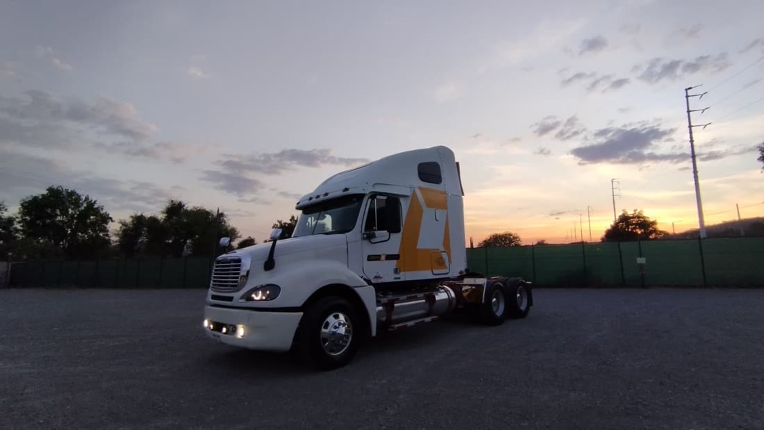 Tracto Loreto Trucking al atardecer de perfil