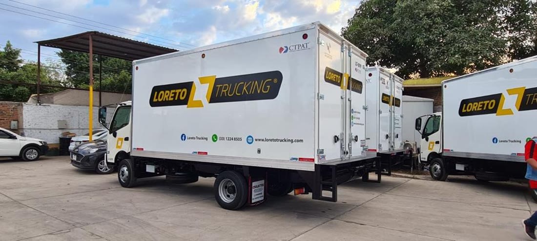 Fila de camiones ligeros Loreto Trucking