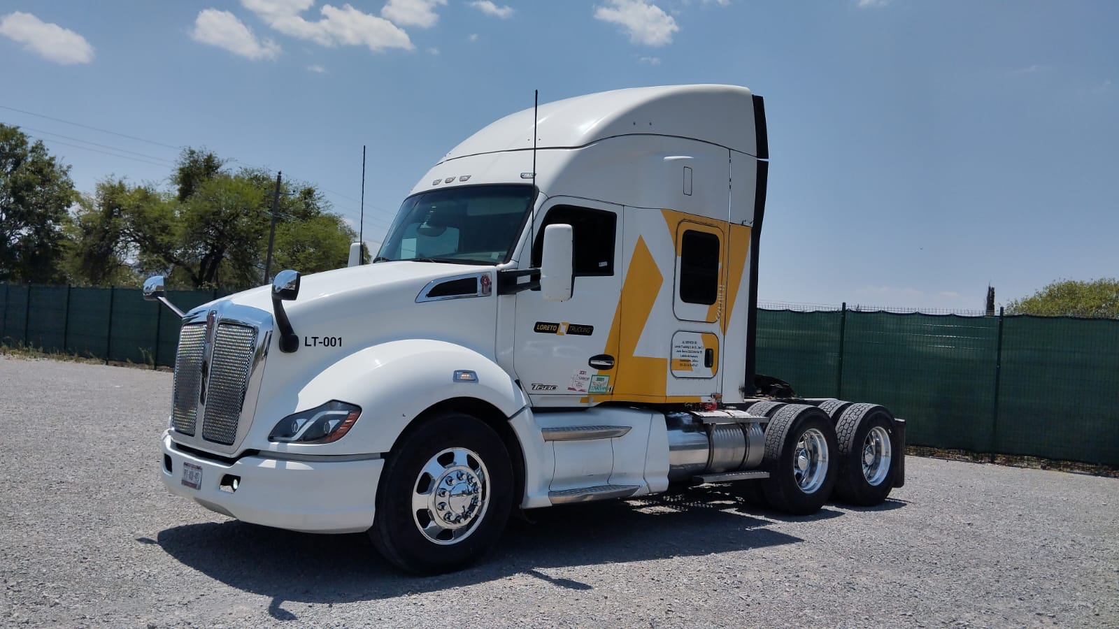Tracto Loreto Trucking en patio de maniobras