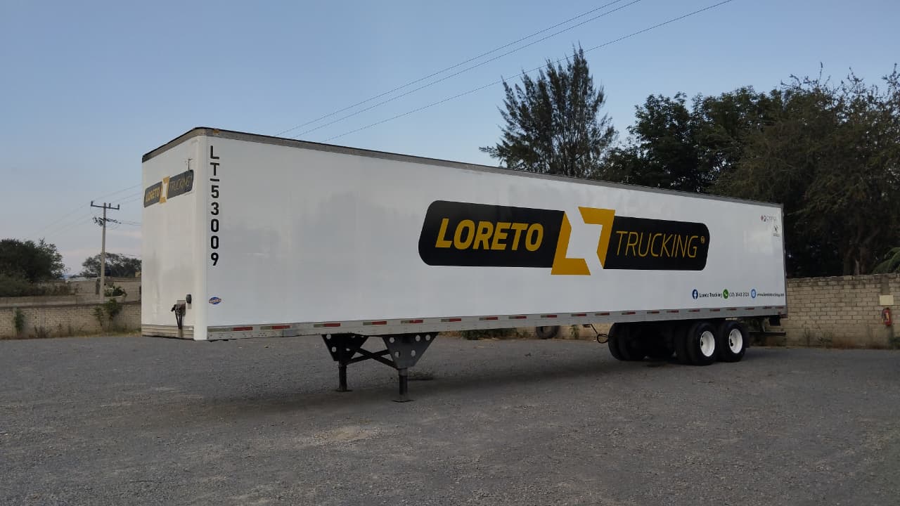 Remolque Loreto Trucking en patio